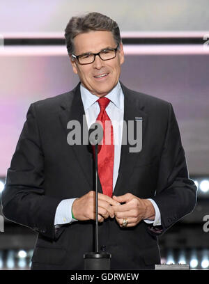 L'ancien gouverneur Rick Perry (républicain du Texas), lors de la Convention nationale républicaine de 2016 tenue à la Quicken Loans Arena de Cleveland (Ohio) le lundi 18 juillet 2016. Credit : Ron Sachs / CNP (restriction : NO New York ou le New Jersey Journaux ou journaux dans un rayon de 75 km de la ville de New York) - AUCUN FIL SERVICE - Banque D'Images