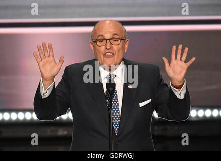 L'ancien maire Rudy Giuliani (républicain de New York), lors de la Convention nationale républicaine de 2016 tenue à la Quicken Loans Arena de Cleveland (Ohio) le lundi 18 juillet 2016. Credit : Ron Sachs / CNP (restriction : NO New York ou le New Jersey Journaux ou journaux dans un rayon de 75 km de la ville de New York) - AUCUN FIL SERVICE - Banque D'Images