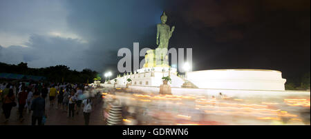 Nakhon Pathom, Thaïlande. 19 juillet 2016. Les bouddhistes portent des bougies tout en encerclant une grande statue de Bouddha au cours Asanha Puja jour, la veille de la Carême bouddhique, dans la province de Nakhon Pathom, à la périphérie de Bangkok. Le Carême bouddhique ou 'Khao Pansa' est une longue période de trois mois qui commence le premier jour après la pleine lune du huitième mois lunaire, qui tombe le 20 juillet de cette année. Un Sahakorn Crédit : Piti/Alamy Live News Banque D'Images