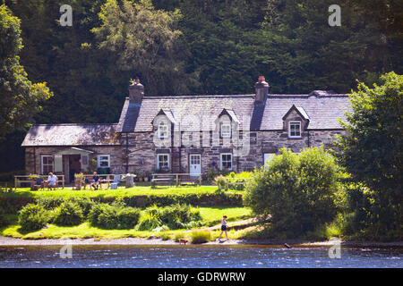 Les visiteurs de Llyn Lac Crafnant Crafnant ou dans le Nord du Pays de Galles profiter du soleil à l'extérieur du café sur les rives du lac Banque D'Images