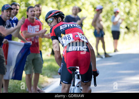 Finhaut, Suisse. 20 juillet, 2016. 20 juillet, 2016. Après une baisse à partir de l'échappée groupe, Greg Van Avermaet (BMC Racing Team) regarde en arrière, en attente pour aider le chef d'équipe Richie Porte de la montée vers le barrage d'Emosson en Suisse. Crédit : John Kavouris/Alamy Live News Banque D'Images