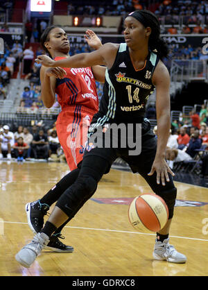 Washington, DC, USA. 20 juillet, 2016. 20160720 - New York Liberty sucre garde RODGERS (14) dribbles contre Washington Mystics guard (12) IVOIRE LATTA dans la seconde moitié du Verizon Center de Washington. © Chuck Myers/ZUMA/Alamy Fil Live News Banque D'Images