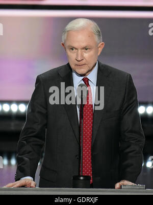 Cleveland, Ohio, USA. 19 juillet, 2016. Le sénateur américain Jeff Sessions (républicain de l'Alabama) place le nom de Donald Trump en candidature avant les délégués de la Convention nationale républicaine de 2016 tenue à la Quicken Loans Arena de Cleveland, Ohio, le Mardi, Juillet 19, 2016.Crédit : Ron Sachs/CNP. © Ron Sachs/CNP/ZUMA/Alamy Fil Live News Banque D'Images