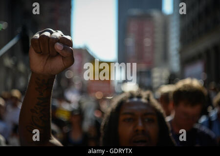 Cleveland, Ohio, USA. 19 juillet, 2016. Un poing est soulevée par un manifestant en colère. Au cours d'une marche dans les rues au cours de la Convention Nationale Républicaine 20-16 à Cleveland. Credit : Bryan Rockfield/ZUMA/Alamy Fil Live News Banque D'Images