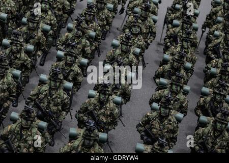 Bogota, Colombie. 20 juillet, 2016. Les soldats participent d'un défilé militaire au cours d'une célébration du 206e anniversaire de l'indépendance, à Bogota, Colombie, le 20 juillet 2016. Credit : Jhon Paz/Xinhua/Alamy Live News Banque D'Images