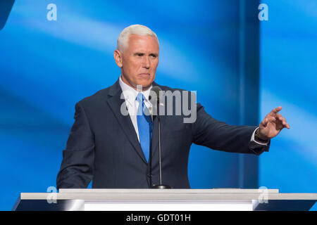 Cleveland, États-Unis. 20 juillet, 2016. Gov. Mike Pence s'adresse aux délégués qu'il accepte officiellement la nomination du parti comme candidat à la vice-présidence GOP pendant le troisième jour de la Convention nationale républicaine le 20 juillet 2016 à Cleveland, Ohio. Credit : Planetpix/Alamy Live News Banque D'Images