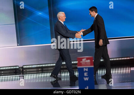 Cleveland, États-Unis. 20 juillet, 2016. Gov. Mike Pence est introduit par le président Paul Ryan comme il marche sur scène pour s'adresse aux délégués et accepter officiellement la nomination comme candidat à la vice-présidence GOP pendant le troisième jour de la Convention nationale républicaine le 20 juillet 2016 à Cleveland, Ohio. Credit : Planetpix/Alamy Live News Banque D'Images