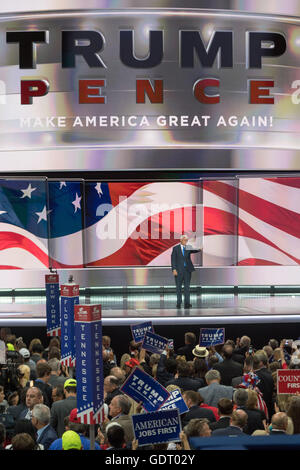 Cleveland, États-Unis. 20 juillet, 2016. Gov. Mike Pence vagues après l'acceptation de la nomination comme candidat à la vice-présidence GOP pendant le troisième jour de la Convention nationale républicaine le 20 juillet 2016 à Cleveland, Ohio. Credit : Planetpix/Alamy Live News Banque D'Images