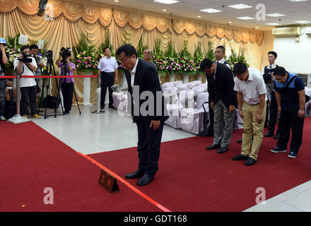 Taipei, Taiwan. 21 juillet, 2016. Liu Kezhi, secrétaire général de l'Association pour l'échange du tourisme à travers le détroit de Taïwan, rend hommage aux victimes à une chambre mortuaire à Taipei, Taiwan de la Chine du sud-est, le 21 juillet 2016. Liu, parmi un groupe de quatre fonctionnaires continentale, est arrivé à Taiwan le mercredi après-midi pour aider les familles des victimes. Un tour bus a pris feu sur une autoroute à Taiwan le 19 juillet, tuant 26 personnes à bord, dont 23 touristes et un guide de la Chine continentale. Credit : Chanson/Xinhua/Alamy Zhenping Live News Banque D'Images