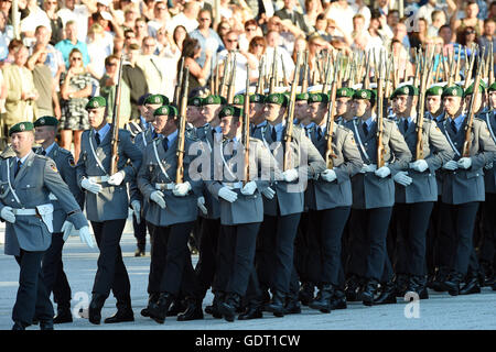 Berlin, Allemagne. 20 juillet, 2016. Soldats allemands devant l'affichage se tient après la cérémonie marquant le 72e anniversaire de l'échec de la tentative d'assassinat contre Adolf Hitler par les combattants de la résistance, à Berlin, Allemagne, 20 juillet 2016. Photo : MAURIZIO GAMBARINI/dpa/Alamy Live News Banque D'Images