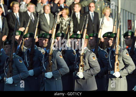 Berlin, Allemagne. 20 juillet, 2016. Soldats allemands devant l'affichage se tient après la cérémonie marquant le 72e anniversaire de l'échec de la tentative d'assassinat contre Adolf Hitler par les combattants de la résistance, à Berlin, Allemagne, 20 juillet 2016. Photo : MAURIZIO GAMBARINI/dpa/Alamy Live News Banque D'Images
