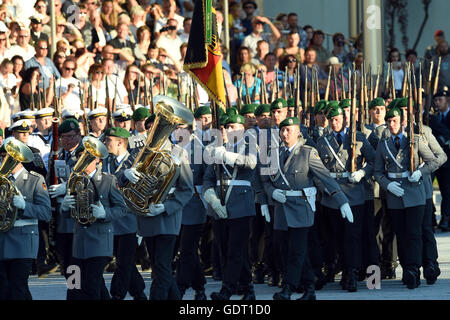 Berlin, Allemagne. 20 juillet, 2016. Soldats allemands devant l'affichage se tient après la cérémonie marquant le 72e anniversaire de l'échec de la tentative d'assassinat contre Adolf Hitler par les combattants de la résistance, à Berlin, Allemagne, 20 juillet 2016. Photo : MAURIZIO GAMBARINI/dpa/Alamy Live News Banque D'Images