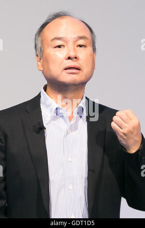 Tokyo, Japon. 21 juillet, 2016. Masayoshi Son, président-directeur général de SoftBank, parle lors de la conférence mondiale 2016 SoftBank le 21 juillet 2016, Tokyo, Japon. Fils a parlé de la décision d'acquérir la plus grande entreprise de technologie ARM Holdings Plc, et son objectif de développer une intelligence artificielle avancée en 2018. Honda Motor Co., Ltd. et IBM Watson a également annoncé qu'ils travailleraient conjointement avec SoftBank pour mettre en œuvre la technologie d'intelligence artificielle pour le transport, les communications et les applications informatiques. © Rodrigo Reyes Marin/AFLO/Alamy Live News Crédit : AFLO Co.,Ltd/Alamy Live News Banque D'Images