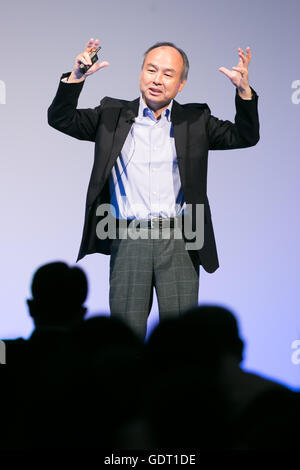 Tokyo, Japon. 21 juillet, 2016. Masayoshi Son, président-directeur général de SoftBank, parle lors de la conférence mondiale 2016 SoftBank le 21 juillet 2016, Tokyo, Japon. Fils a parlé de la décision d'acquérir la plus grande entreprise de technologie ARM Holdings Plc, et son objectif de développer une intelligence artificielle avancée en 2018. Honda Motor Co., Ltd. et IBM Watson a également annoncé qu'ils travailleraient conjointement avec SoftBank pour mettre en œuvre la technologie d'intelligence artificielle pour le transport, les communications et les applications informatiques. © Rodrigo Reyes Marin/AFLO/Alamy Live News Crédit : AFLO Co.,Ltd/Alamy Live News Banque D'Images