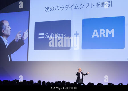 Tokyo, Japon. 21 juillet, 2016. Masayoshi Son, président-directeur général de SoftBank, parle lors de la conférence mondiale 2016 SoftBank le 21 juillet 2016, Tokyo, Japon. Fils a parlé de la décision d'acquérir la plus grande entreprise de technologie ARM Holdings Plc, et son objectif de développer une intelligence artificielle avancée en 2018. Honda Motor Co., Ltd. et IBM Watson a également annoncé qu'ils travailleraient conjointement avec SoftBank pour mettre en œuvre la technologie d'intelligence artificielle pour le transport, les communications et les applications informatiques. © Rodrigo Reyes Marin/AFLO/Alamy Live News Crédit : AFLO Co.,Ltd/Alamy Live News Banque D'Images