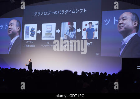 Tokyo, Japon. 21 juillet, 2016. Masayoshi Son, président-directeur général de SoftBank, parle lors de la conférence mondiale 2016 SoftBank le 21 juillet 2016, Tokyo, Japon. Fils a parlé de la décision d'acquérir la plus grande entreprise de technologie ARM Holdings Plc, et son objectif de développer une intelligence artificielle avancée en 2018. Honda Motor Co., Ltd. et IBM Watson a également annoncé qu'ils travailleraient conjointement avec SoftBank pour mettre en œuvre la technologie d'intelligence artificielle pour le transport, les communications et les applications informatiques. © Rodrigo Reyes Marin/AFLO/Alamy Live News Crédit : AFLO Co.,Ltd/Alamy Live News Banque D'Images