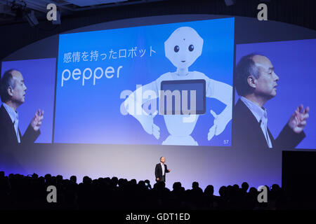 Tokyo, Japon. 21 juillet, 2016. Masayoshi Son, président-directeur général de SoftBank, parle lors de la conférence mondiale 2016 SoftBank le 21 juillet 2016, Tokyo, Japon. Fils a parlé de la décision d'acquérir la plus grande entreprise de technologie ARM Holdings Plc, et son objectif de développer une intelligence artificielle avancée en 2018. Honda Motor Co., Ltd. et IBM Watson a également annoncé qu'ils travailleraient conjointement avec SoftBank pour mettre en œuvre la technologie d'intelligence artificielle pour le transport, les communications et les applications informatiques. © Rodrigo Reyes Marin/AFLO/Alamy Live News Crédit : AFLO Co.,Ltd/Alamy Live News Banque D'Images