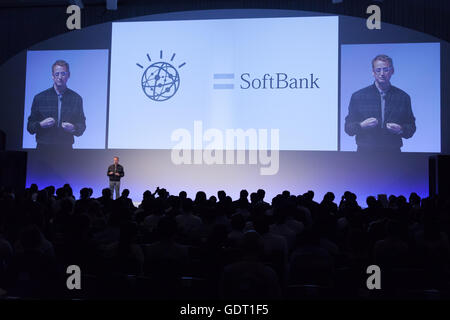 Tokyo, Japon. 21 juillet, 2016. IBM Watson le chef David Kenny, prend la parole à la conférence mondiale 2016 SoftBank le 21 juillet 2016, Tokyo, Japon. Masayoshi Son, président-directeur général de SoftBank a parlé de la décision d'acquérir la plus grande entreprise de technologie ARM Holdings Plc, et son objectif de développer une intelligence artificielle avancée en 2018. Honda Motor Co., Ltd. et IBM Watson a également annoncé qu'ils travailleraient conjointement avec SoftBank pour mettre en œuvre la technologie d'intelligence artificielle pour le transport, les communications et les applications informatiques. © Rodrigo Reyes Marin/AFLO/Alamy Live News Crédit : AFLO Co. Banque D'Images