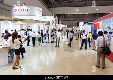 Tokyo, Japon. Jul 21, 2016. Les visiteurs se réunissent au Japon 2016 Entrants exposition à Tokyo Big Sight, le 21 juillet 2016, Tokyo, Japon. L'exposition présente l'innovation produits et services pour l'industrie du tourisme récepteur japonais. En 2015, les 19,74 millions de touristes étrangers ont visité le Japon et 2016 est susceptible de dépasser ce chiffre. Le Gouvernement japonais espère attirer 40 millions de touristes d'outre-mer en 2020 et le tourisme est une entreprise lucrative. Le spectacle se poursuivra jusqu'au vendredi 22 juillet. Credit : Rodrigo Reyes Marin/AFLO/Alamy Live News Banque D'Images