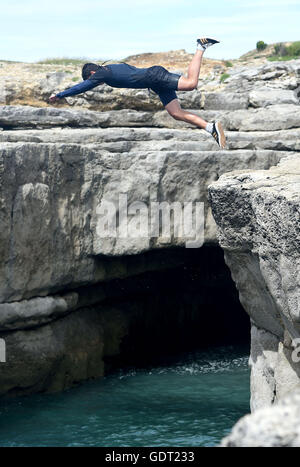 Les jeunes se rafraîchir par désactivation du rocher à Portland Bill, Dorset, UK Banque D'Images