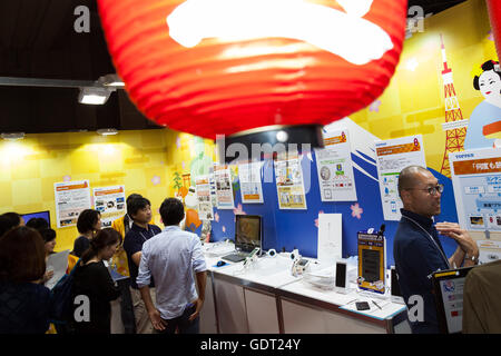 Tokyo, Japon. Jul 21, 2016. Les visiteurs se réunissent au Japon 2016 Entrants exposition à Tokyo Big Sight, le 21 juillet 2016, Tokyo, Japon. L'exposition présente l'innovation produits et services pour l'industrie du tourisme récepteur japonais. En 2015, les 19,74 millions de touristes étrangers ont visité le Japon et 2016 est susceptible de dépasser ce chiffre. Le Gouvernement japonais espère attirer 40 millions de touristes d'outre-mer en 2020 et le tourisme est une entreprise lucrative. Le spectacle se poursuivra jusqu'au vendredi 22 juillet. Credit : Rodrigo Reyes Marin/AFLO/Alamy Live News Banque D'Images