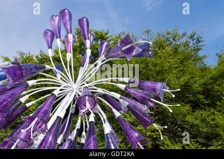 Tatton Park, Londres, UK. 21 juillet, 2016. Acier forgé et verre soufflé à l'Agapanthus Tatton Park RHS Flower Show, le plus grand événement du nord jardin tenue dans le magnifique parc de 1 000 acres du Cheshire deer park. Pendant près d'une décennie le parc Tatton a offert aux jeunes designers l'occasion incomparable de conception & Construction montrent un modèle afin d'aider à lancer leurs carrières en horticulture. Des centaines d'exposants montreront leurs conceptions de jardin et accessoires pour le millier de visiteurs attendus au cours de l'événement. Credit : Cernan Elias/Alamy Live News Banque D'Images