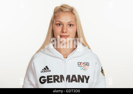 Lisa Mayer pose à un photocall lors des préparatifs pour les Jeux Olympiques de Rio au Emmich Cambrai Barracks à Hanovre, Allemagne, prise le 20/07/16 dans le monde d'utilisation | Banque D'Images