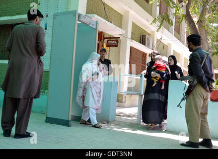 La sécurité est d'alerte pendant l'élection des membres de l'Azad Jammu-et-Cachemire (AJK) réservés à l'Assemblée législative au Bureau de cachemire à Quetta le Jeudi, Juillet 21, 2016. Banque D'Images