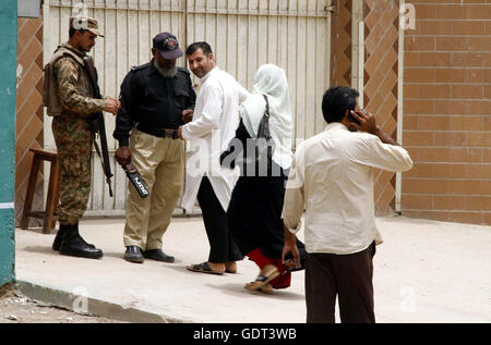 La sécurité est d'alerte pendant l'élection des membres de l'Azad Jammu-et-Cachemire (AJK) réservés à l'Assemblée législative au Bureau de cachemire à Karachi le Jeudi, Juillet 21, 2016. Banque D'Images