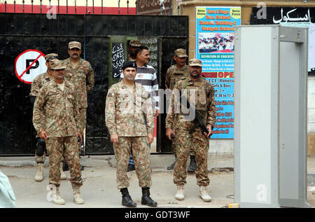 La sécurité est d'alerte pendant l'élection des membres de l'Azad Jammu-et-Cachemire (AJK) réservés à l'Assemblée législative au Bureau de cachemire à Karachi le Jeudi, Juillet 21, 2016. Banque D'Images