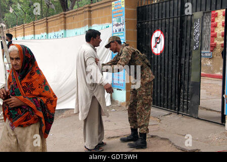 La sécurité est d'alerte pendant l'élection des membres de l'Azad Jammu-et-Cachemire (AJK) réservés à l'Assemblée législative au Bureau de cachemire à Karachi le Jeudi, Juillet 21, 2016. Banque D'Images