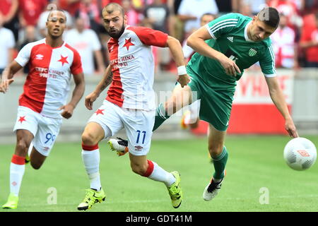 Prague, République tchèque. 21 juillet, 2016. Joueurs de football (L-R) GINO VAN KESSEL, LEVAN KENIA (tant de Slavia) et Igor MOROZOV de Levadia en action au cours de la Ligue Europa de Football de deuxième tour de qualification match retour : Slavia Praha vs Levadia Tallinn à Prague, République tchèque, le 21 juillet 2016. © Vit Simanek/CTK Photo/Alamy Live News Banque D'Images