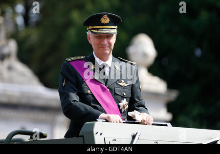 Bruxelles, Belgique. 21 juillet, 2016. Le roi Philippe de Belgique inspecte le défilé militaire pour célébrer la Fête Nationale de Belgique à Bruxelles, Belgique, le 21 juillet 2016. Credit : Ye Pingfan/Xinhua/Alamy Live News Banque D'Images