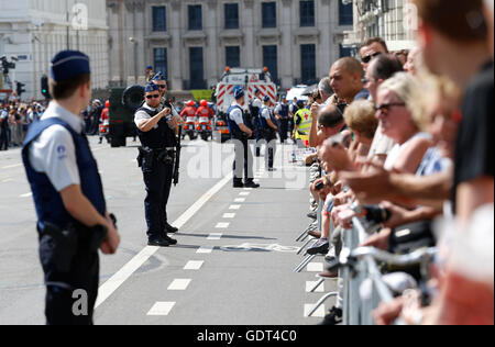 Bruxelles, Belgique. 21 juillet, 2016. La garde de la police sur une avenue en tant que visiteurs, attendez que le Défilé militaire pour célébrer la Fête Nationale de Belgique à Bruxelles, Belgique, le 21 juillet 2016. Credit : Ye Pingfan/Xinhua/Alamy Live News Banque D'Images