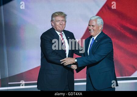 Donald Trump candidat GOP félicite son colistier Gov. Mike Pence Pence après avoir officiellement accepté la nomination au cours de la troisième journée de la Convention nationale républicaine le 20 juillet 2016 à Cleveland, Ohio. Banque D'Images