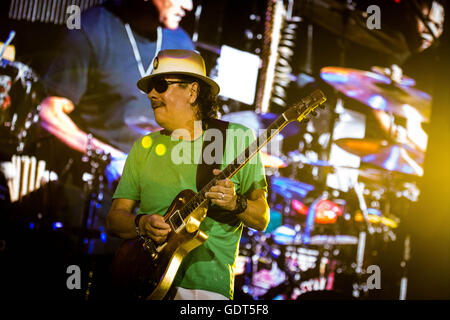 Assago Milan, Italie 21 juillet 2016 Carlos Santana effectue live au Street Art Festival de musique 2016 Credit : Roberto Finizio/ Alamy Live News Banque D'Images