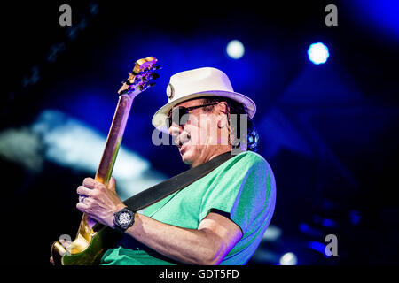 Assago Milan, Italie 21 juillet 2016 Carlos Santana effectue live au Street Art Festival de musique 2016 Credit : Roberto Finizio/ Alamy Live News Banque D'Images