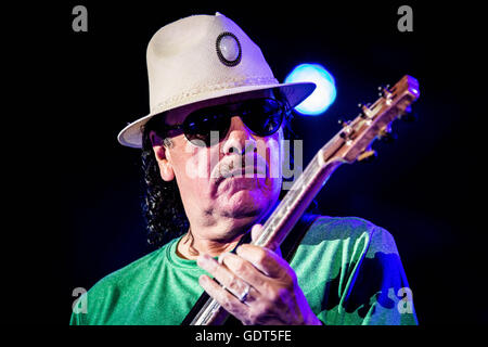 Assago Milan, Italie 21 juillet 2016 Carlos Santana effectue live au Street Art Festival de musique 2016 Credit : Roberto Finizio/ Alamy Live News Banque D'Images