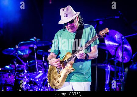 Assago Milan, Italie 21 juillet 2016 Carlos Santana effectue live au Street Art Festival de musique 2016 Credit : Roberto Finizio/ Alamy Live News Banque D'Images