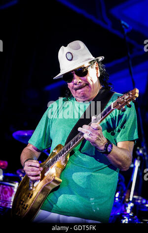 Assago Milan, Italie 21 juillet 2016 Carlos Santana effectue live au Street Art Festival de musique 2016 Credit : Roberto Finizio/ Alamy Live News Banque D'Images