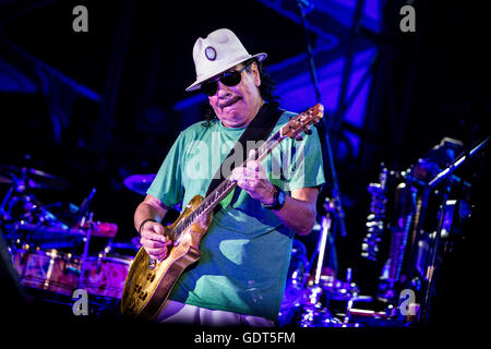 Assago Milan, Italie 21 juillet 2016 Carlos Santana effectue live au Street Art Festival de musique 2016 Credit : Roberto Finizio/ Alamy Live News Banque D'Images