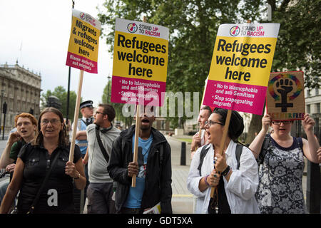 Londres, Royaume-Uni. 21 juillet 2016. Les manifestants tiennent des pancartes lecture : 'réfugiés' bienvenue ici. Protestation d'urgence - 'Stop à la déportations vers les zones de guerre", organisée par Help4Enfants Réfugiés. Les manifestants se sont réunis à l'extérieur de la Downing Street pour exiger du gouvernement de cesser d'expulser les réfugiés de pays touchés par la guerre. Credit : ZEN - Zaneta Razaite / Alamy Live News Banque D'Images