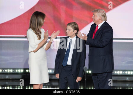 Cleveland, Ohio, USA. 21 juillet, 2016. GOP candidate présidentielle Donald Trump avec sa femme Melania et fils Barron après acceptation de la partie de la désignation du président le dernier jour de la Convention nationale républicaine le 21 juillet 2016 à Cleveland, Ohio. Credit : Planetpix/Alamy Live News Banque D'Images