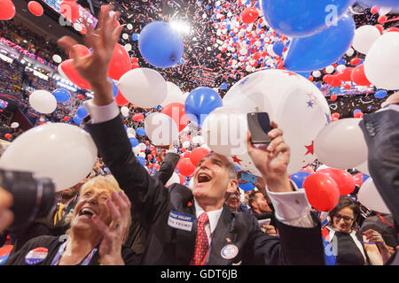 Cleveland, Ohio, USA ; Juillet 21, 2016 : Convention Nationale Républicaine se termine par une chute de ballons et de confettis. (Philip Scalia/Alamy Live News) Banque D'Images