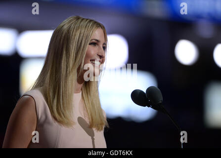 Cleveland, USA. 21 juillet, 2016. Ivanka Trump, fille de Donald Trump candidat présidentiel républicain, parle le dernier jour de la Convention nationale républicaine à Cleveland, Ohio, aux États-Unis, le 21 juillet 2016. Credit : Yin Bogu/Xinhua/Alamy Live News Banque D'Images