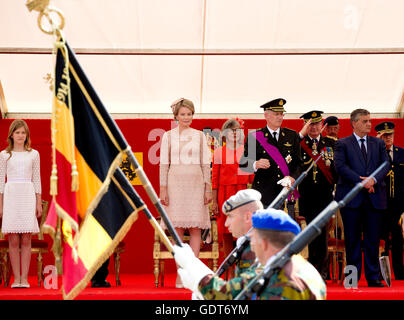 Bruxelles, Belgique. 21 juillet, 2016. Bruxelles, le 21-07-2016 Le Roi Philippe, La Reine Mathilde, la Princesse Elisabeth Défilé militaire au Palais Royal de Bruxelles/PRE/NETHERLANDSOUT Albert Nieboer/ - AUCUN FIL SERVICE - © dpa/Alamy Live News Banque D'Images