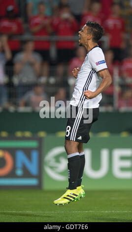 Sandhausen, Allemagne. 21 juillet, 2016. L'Allemagne Benjamin Henrichs (R) célèbre son équipe gagne 8-7 but dans un penalty shoot-out pendant l'UEFA Euro des moins de 19 ans football match éliminatoire entre l'Allemagne et les Pays-Bas à Hardtwaldstadion à Sandhausen, Allemagne, 21 juillet 2016. Photo : Deniz Calagan/dpa/Alamy Live News Banque D'Images