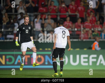 Sandhausen, Allemagne. 21 juillet, 2016. L'Allemagne Benjamin Henrichs (R) célèbre avec gardien Florian Mueller (L) après leur équipe a marqué le 8-7 but dans un penalty shoot-out pendant l'UEFA Euro des moins de 19 ans football match éliminatoire entre l'Allemagne et les Pays-Bas à Hardtwaldstadion à Sandhausen, Allemagne, 21 juillet 2016. Photo : Deniz Calagan/dpa/Alamy Live News Banque D'Images