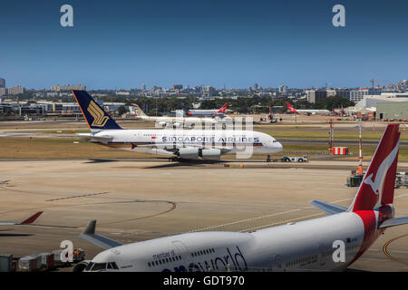 Singapore Airlines Airbus A380 avec Qantas Boeing 747 à Syd aéroport, Sydney, New South Wales, Australie Banque D'Images