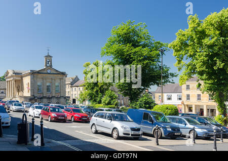 Voitures garées devant la mairie de High Street Chipping Norton Banque D'Images